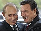 Tehdejí nmecký kanclé Gerhard Schröder a ruský prezident Vladimir Putin v...