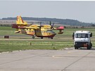 Na leti�t� Vodochody kolem poledne dorazila z It�lie dv� letadla Canadair. (5....
