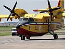 Na letit Vodochody kolem poledne dorazila z Itlie dv letadla Canadair. (5....