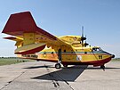 Na letit Vodochody kolem poledne dorazila z Itálie dv letadla Canadair. (5....