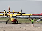 Na letit Vodochody kolem poledne dorazila z Itlie dv letadla Canadair. (5....