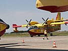 Na leti�t� Vodochody kolem poledne dorazila z It�lie dv� letadla Canadair. (5....