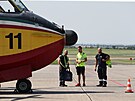 Na letit Vodochody kolem poledne dorazila z Itálie dv letadla Canadair. (5....