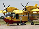 Na leti�t� Vodochody kolem poledne dorazila z It�lie dv� letadla Canadair. (5....