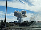 Stoupající kou po explozích, které byly slyet od ruské vojenské základny u...