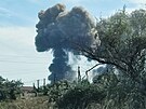 Stoupající kou po explozích, které byly slyet od ruské vojenské základny u...