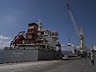 Nákladní lo Polarnet piplouvá do pístavu Derince v tureckém Izmitském...