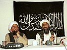 Ajmán Zavahrí na archivní fotografii s Usámou bin Ládinem v Afghánistánu (rok...