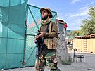 Bojovník Tálibánu stojí na strái v Kábulu poblí domu, v nm byl zabit vdce...