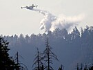Pr�let italského hasi�ského speciálu Canadiair nad Janovem v �eském �výcarsku....