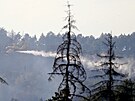 Pr�let italského hasi�ského speciálu Canadiair nad Janovem v �eském �výcarsku....