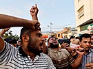 Palestinci u v ulicích Gazy oplakávají své mrtvé píbuzné. (5. srpna 2022)