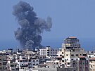 Kou po izraelských náletech na budovu v Gaze. (6. srpna 2022)