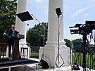 Bhem izolace Biden obas nkolikrát vystoupil s projevem na balkon Bílého...
