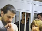 Brittney Grinerová pozoruje z klece v soudní síni své obhájce.