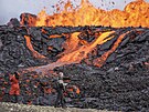 Z�b�ry l�vy vyt�kaj�c� ze sopky Fagradalsfjall na Islandu, kter� se nach�z� 32...