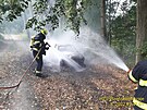 Por elektromobilu na Plzesku zamstnal hasie. Plameny vz zcela zniily.