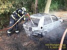 Por elektromobilu na Plzesku zamstnal hasie. Plameny vz zcela zniily.