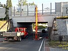 Auto s vysunutou ploinou nezvldlo projet pod mostem v Rokycanech a ploina se...