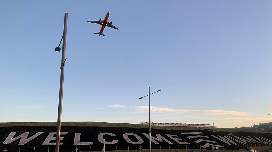 Nápis vítající cestující u letit v novozélandském Wellingtonu (19. dubna 2021)