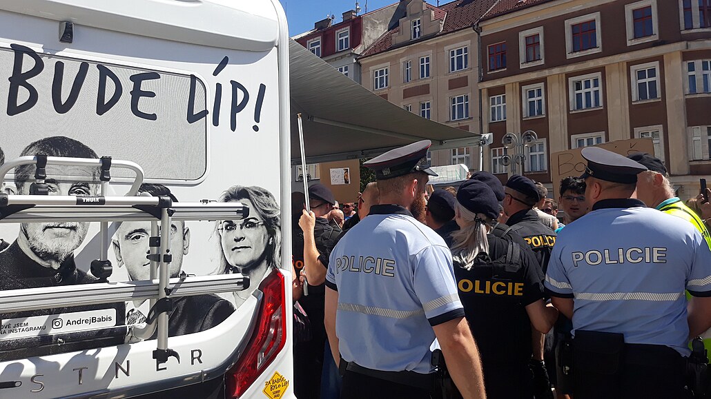 Policisté dohlížejí na situaci na mítinku Andreje Babiše v Táboře. (4. srpna...