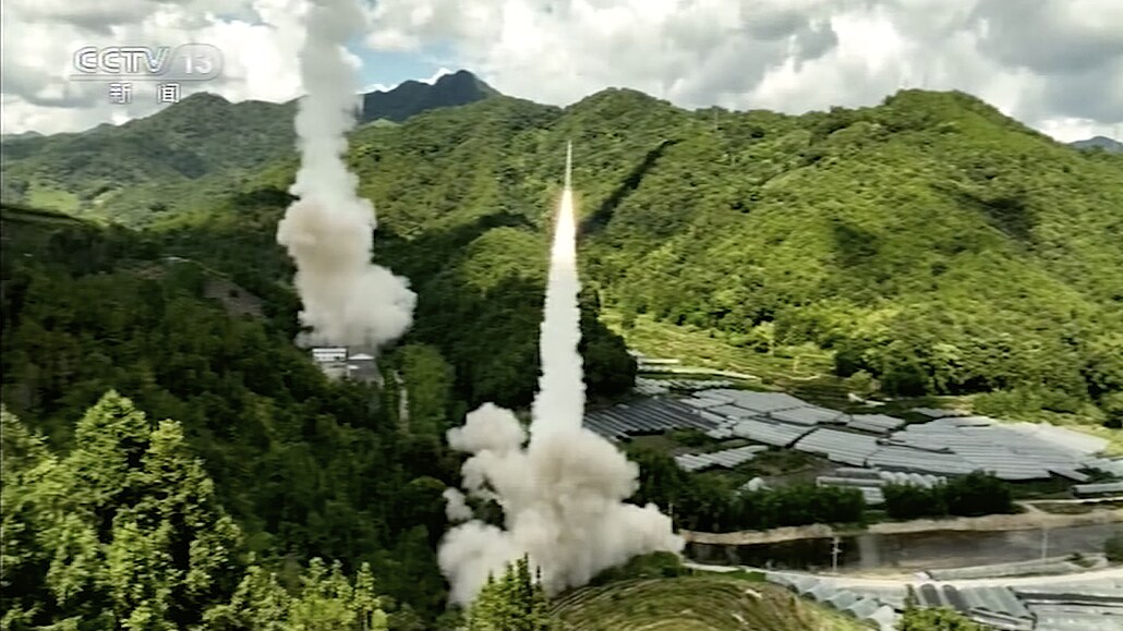 Snímky ínských raket z ínské státní televize CCTV (4. srpna 2022)