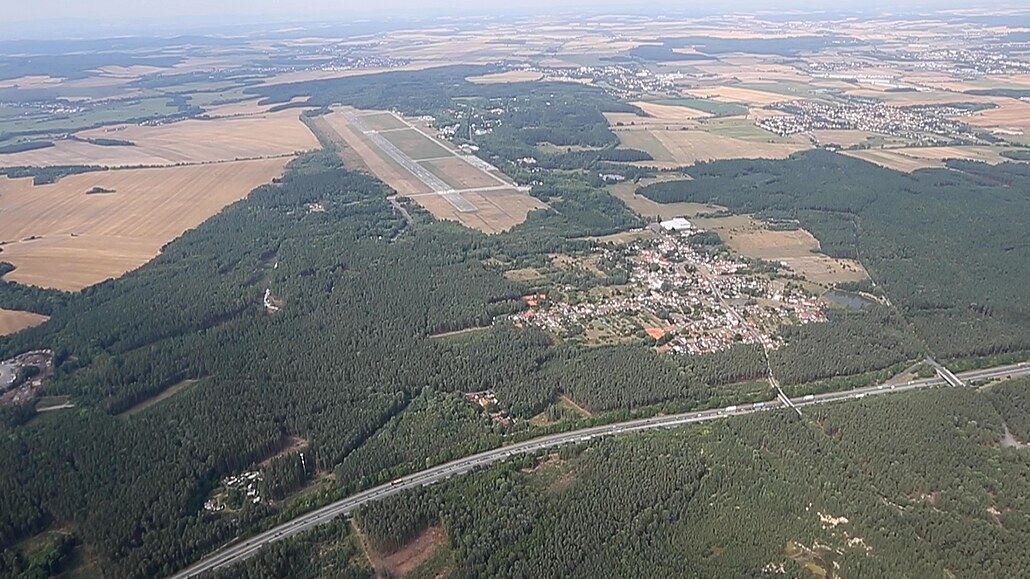Aerokluby a piloti protestovali proti zvažovanému zrušení letiště v Líních  - iDNES.cz