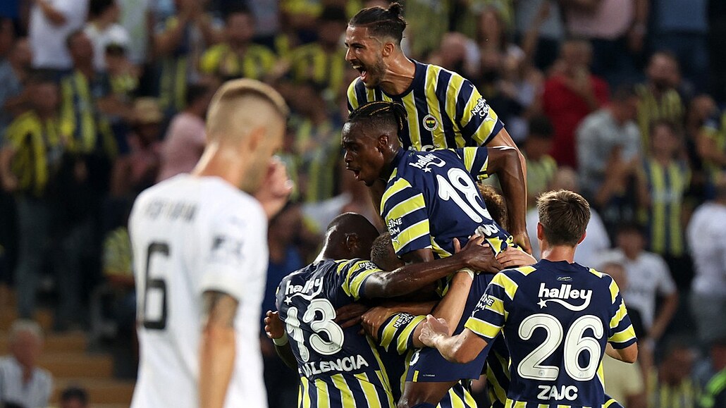 Fotbalisté Fenerbahce Istanbul se radují z gólu v úvodním duelu 3. pedkola...