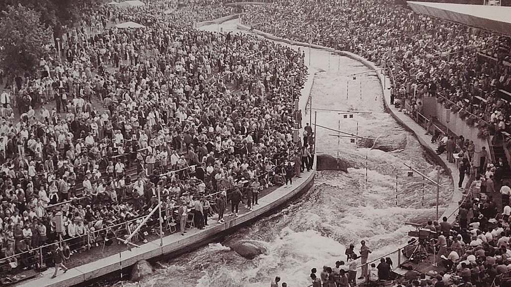 V ROCE 1972. Vodácký kanál v Augsburgu bhem soutí na olympijských hrách v Mnichov, u trati se tísnilo víc ne 40 tisíc divák. Vodní slalom pak stejn z programu OH vypadl a vrátil se a v Barcelon 1992.
