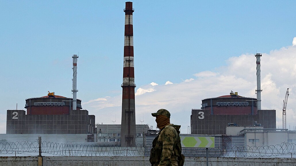 Voják v areálu Záporoské jaderné elektrárny (1. kvtna 2022)