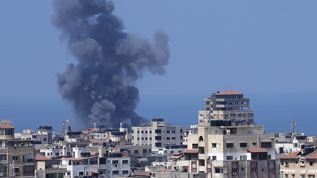 Kou po izraelských náletech na budovu v Gaze. (6. srpna 2022)