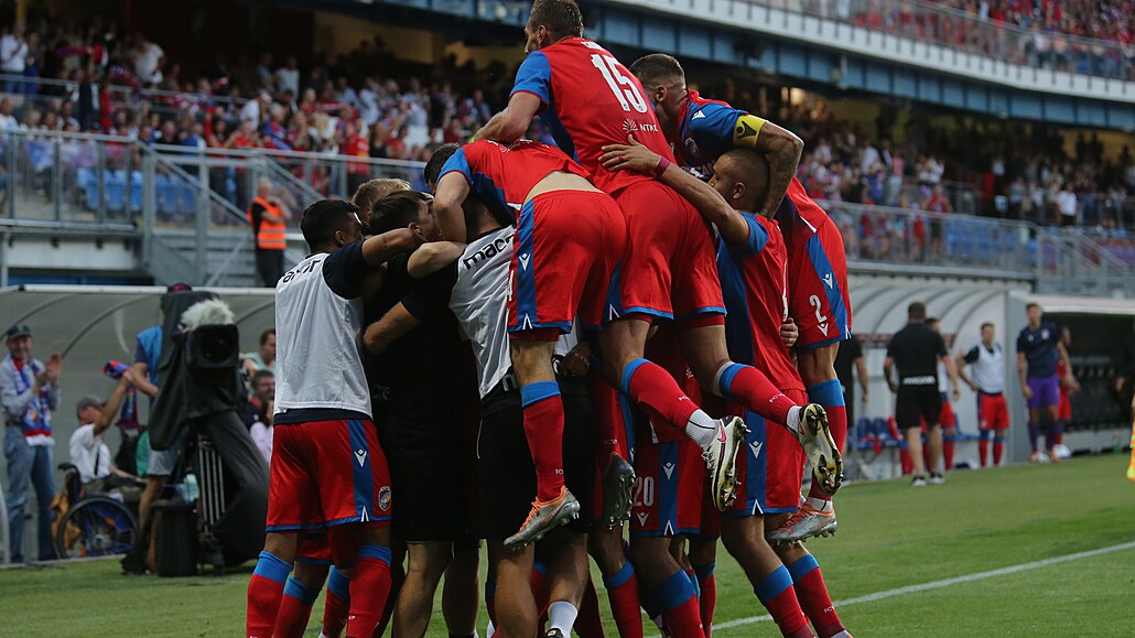 Plze�tí fotbalisté se radují z gólu Jhona Mosquery.