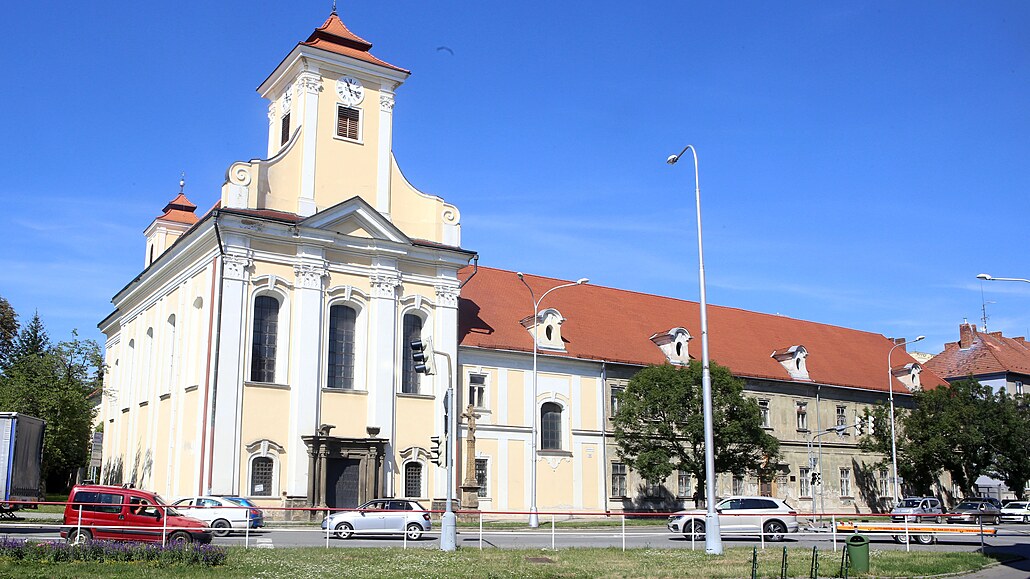 Bývalý kláter Milosrdných bratí s kostelem sv. Jana Nepomuckého v Prostjov je u adu let oputný a chátrá.