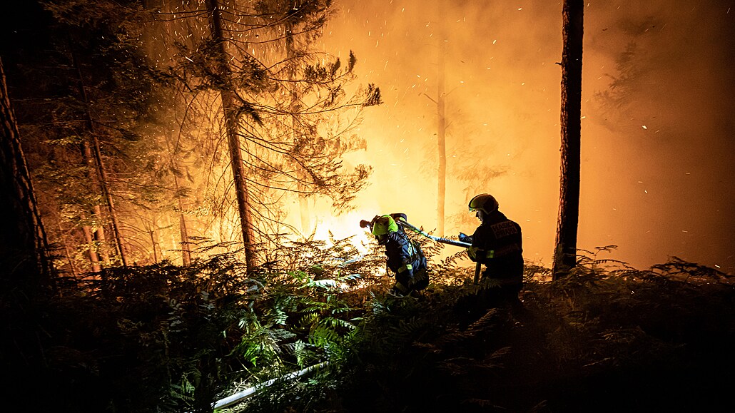 První týden hašení požáru v Národním parku České Švýcarsko (konec července 2022)