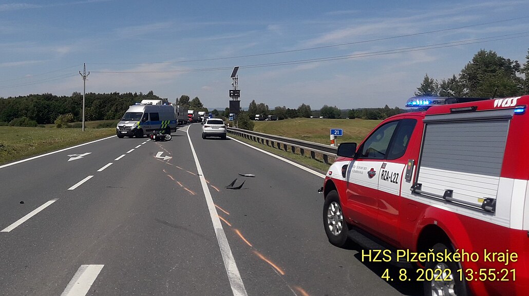 Tragická nehoda na Tachovsku. Mladý motorká� zem�el po srá�ce s osobním autem.