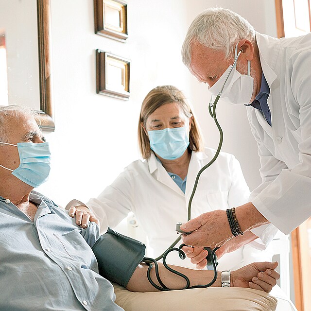 Vysok� krevn� tlak,
tedy hypertenze,
je jedn�m
z nejv�znamn�j��ch
rizikov�ch
faktor� v�ech
kardiovaskul�rn�ch
onemocn�n�. �M�me
obrovsk� mno�stv�
hypertonik�,�
upozor�uje prof.
T�borsk�. �Vych�z�
to tak, �e ka�d� t�et�
dosp�l� �lov�k m�
vysok� krevn� tlak.�