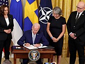 Americký prezident Joe Biden připojil svůj podpis k ratifikaci přihlášky Finska...