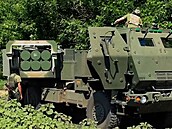 Ukrajinští vojáci s raketometem HIMARS poskytnutým USA. (5. července 2022)