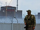 Voják v areálu Záporožské jaderné elektrárny. (1. května 2022)