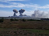 Kouř stoupá po explozích, které byly slyšet od ruské vojenské základny u...