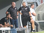 Plzeňský trenér Michal Bílek (vlevo) a jeho asistent Pavel Horváth sledují duel...