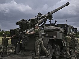 Ukrajintí vojáci pipravují k palb francouzské samohybné dlo Caesar. (15....