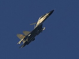 �ínská vojenská stíha�ka J-11 letí nad Tchajwanským pr�livem poblí� okresu...