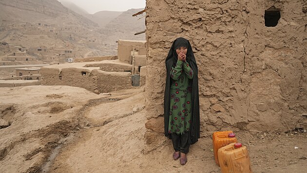 Afghnsk dvka odpov pi cest pro vodu na jihu zem (listopad 2021)  