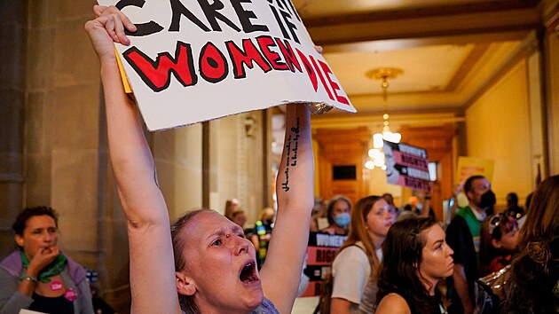 Ped indianskm Kapitolem protestovali odprci zkazu potrat a na zkonodrce kieli, aby se stydli. (5. srpna 2022)