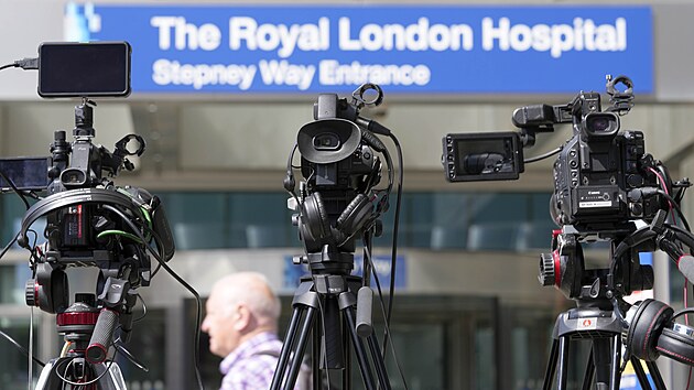 Mdia ped vstupem do londnsk nemocnice The Royal London Hospital. (5. srpna 2022)