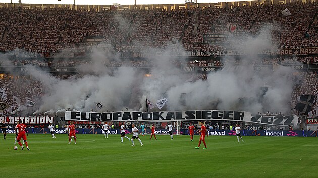 Momentka z utkn Frankfurt - Bayern Mnichov.