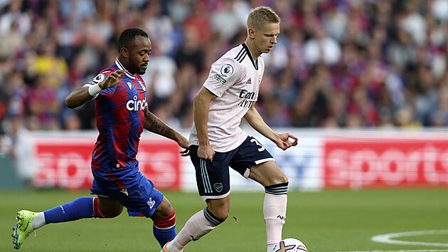 Jordan Ayew (vlevo) z Crystal Palace.a Oleksandr Zinenko z Arsenalu.