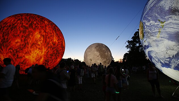 Brnnsk hvzdrna vystavuje ve druh sti Festivalu planet vechny sv nafukovac desetimetrov modely vesmrnch tles - Msce, Zem, Marsu a Slunce. K vidn jsou v parku na Krav hoe.