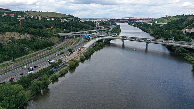 Kvli prav technologi a pvodn neplnovanm krokm pi oprav Barrandovskho mostu se jeho rekonstrukce zejm prothne. (2. srpna 2022)